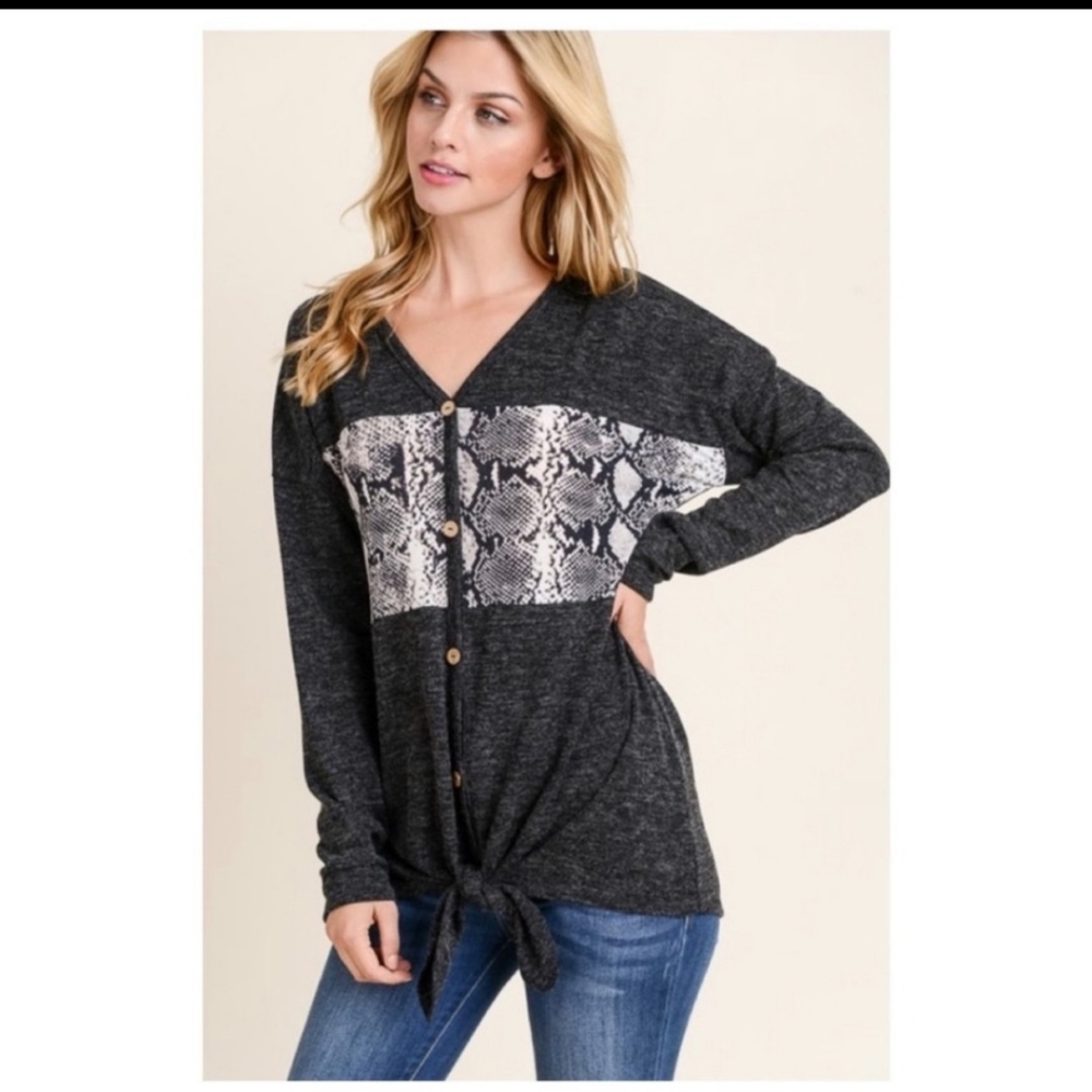 💜V-NECK SNAKE PRINT TOP-SWEATER. BUTTON FRONT-NEW - Picture 2 of 6